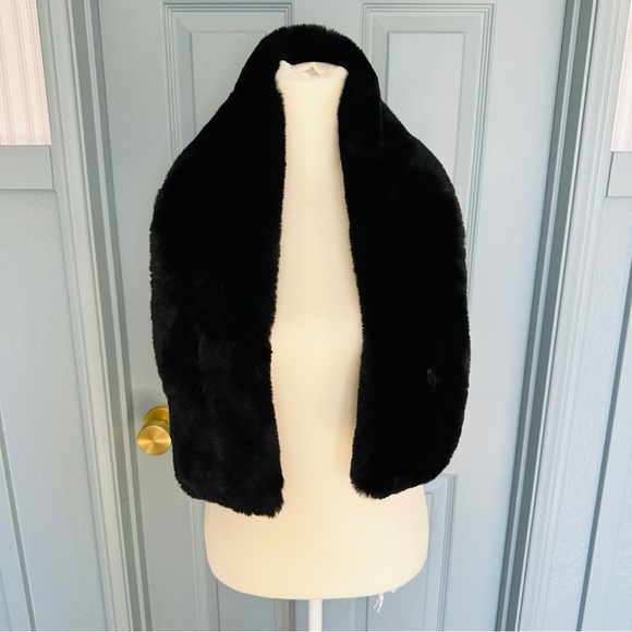 NWT Forever 21 Black Faux Fur Scarf - Picture 1 of 4